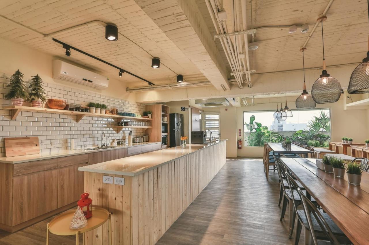 Stray Birds Taichung Hostel Экстерьер фото