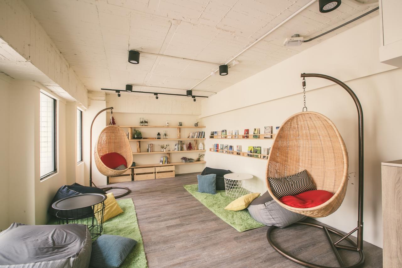 Stray Birds Taichung Hostel Экстерьер фото