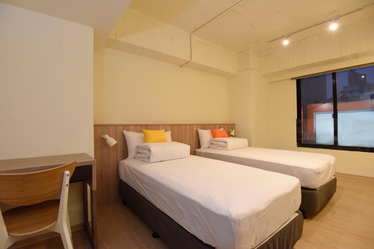 Stray Birds Taichung Hostel Экстерьер фото
